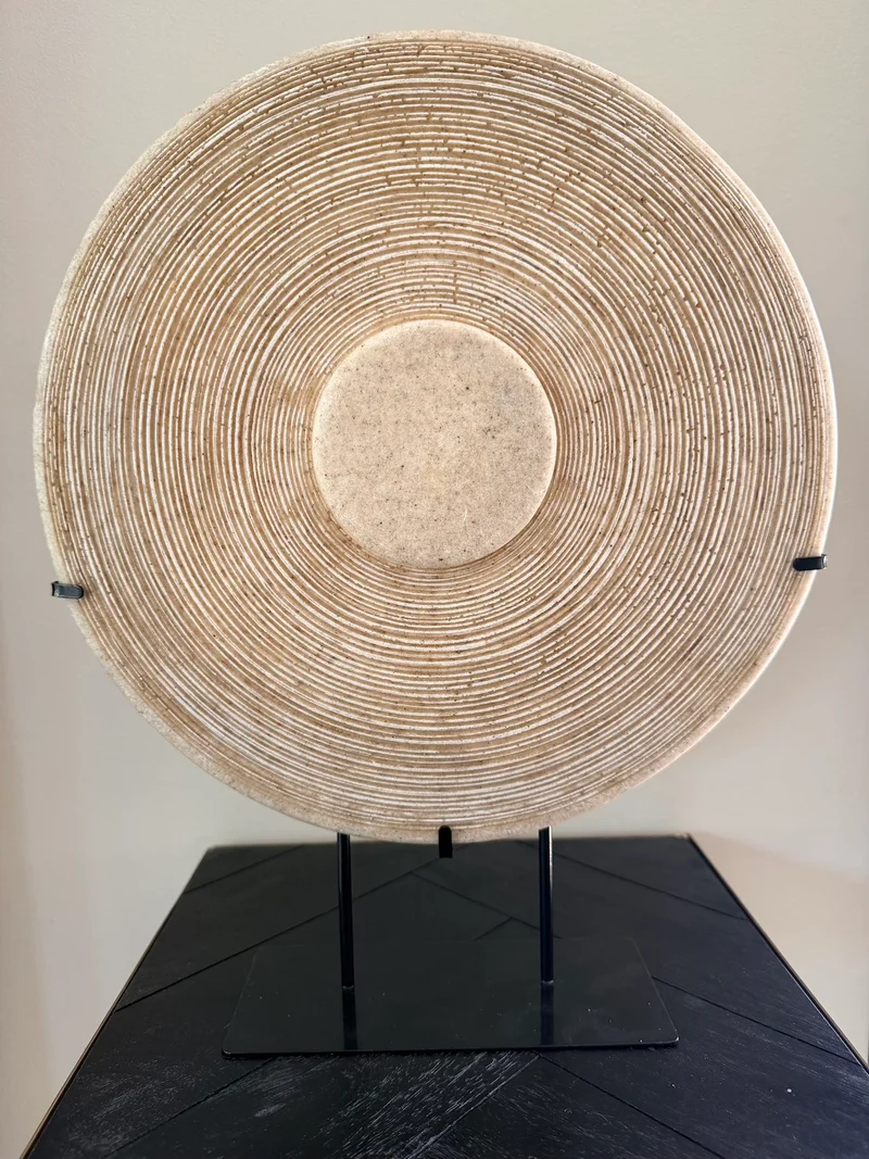 Decoratie op Standaard Zandsteen Bruin – 35 cm