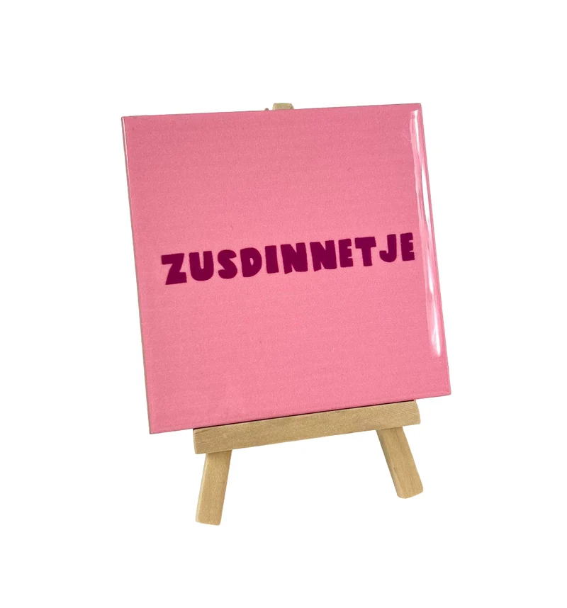 Tegeltje zusdinnetje roze 10,5x10,5x0,5cm keramiek