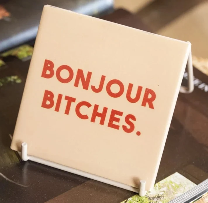Tegeltje bonjour bitches - 10,5x10,5x0,5cm - keramiek