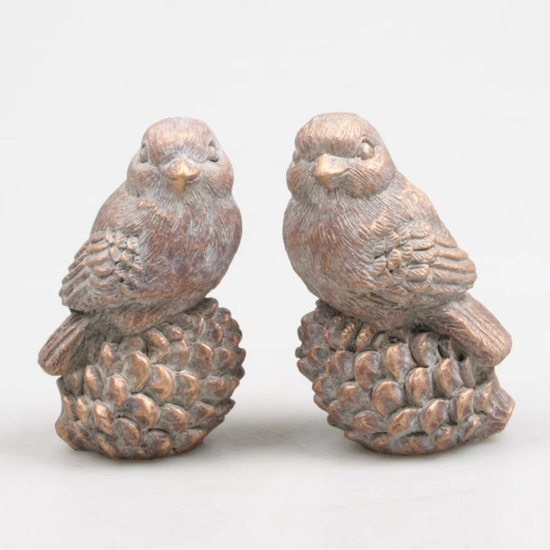 VOGEL OP DENNENAPPEL 8.5X7X13 CM 2 KLEUREN ASSORTIE METAL