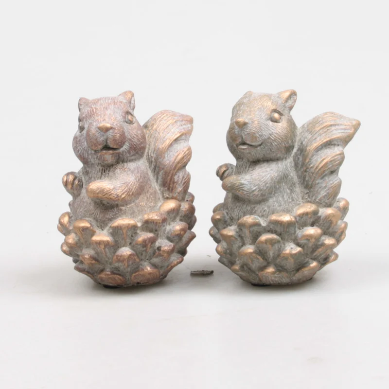 EEKHOORN IN DENNENAPPEL 8.8X7.5X10.5 CM 2 KLEUREN ASSORTIE METAL