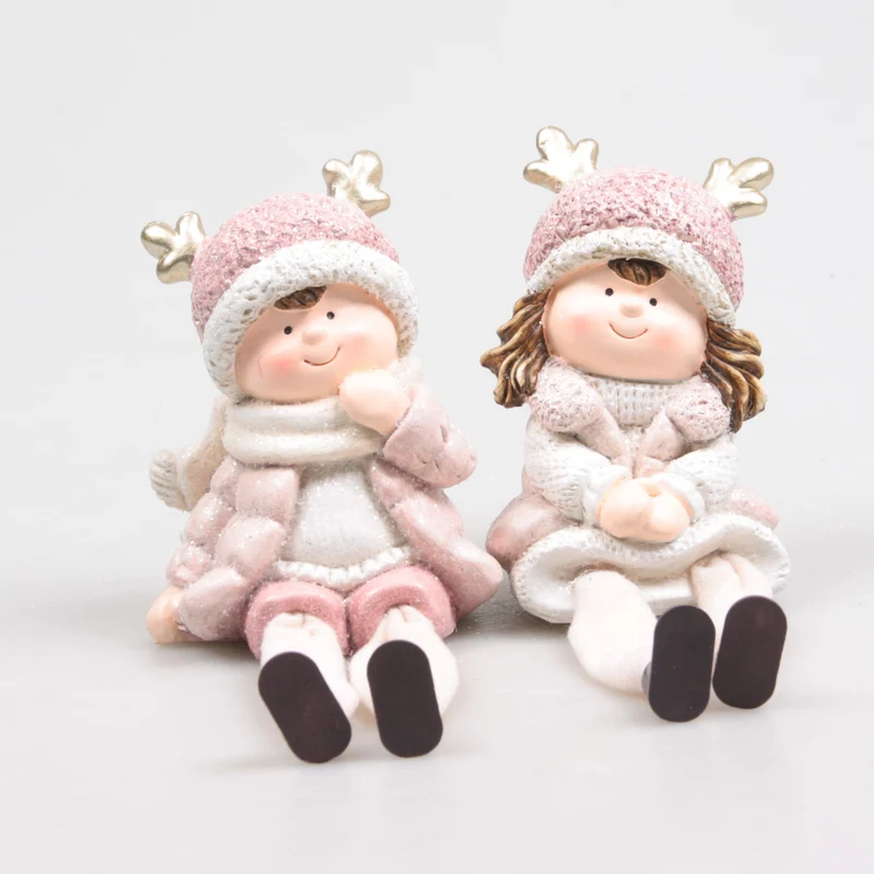 NOA & MILAN WITH DANGLING LEGS PINK POLYRESIN 9X6.5X11.5 CM - PER STUK