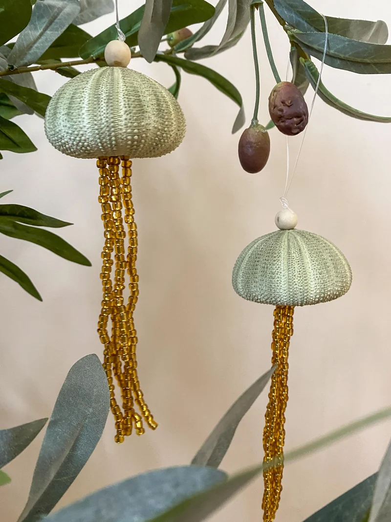 12x Zee-egel ornament hangend groen met gouden kralen D6 H18cm