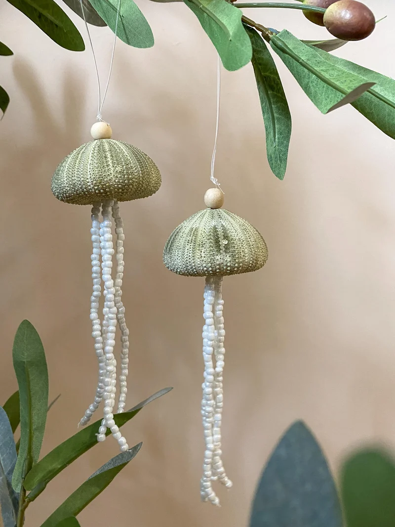 12x Zee-egel ornament hangend groen met witte kralen D6 H18cm