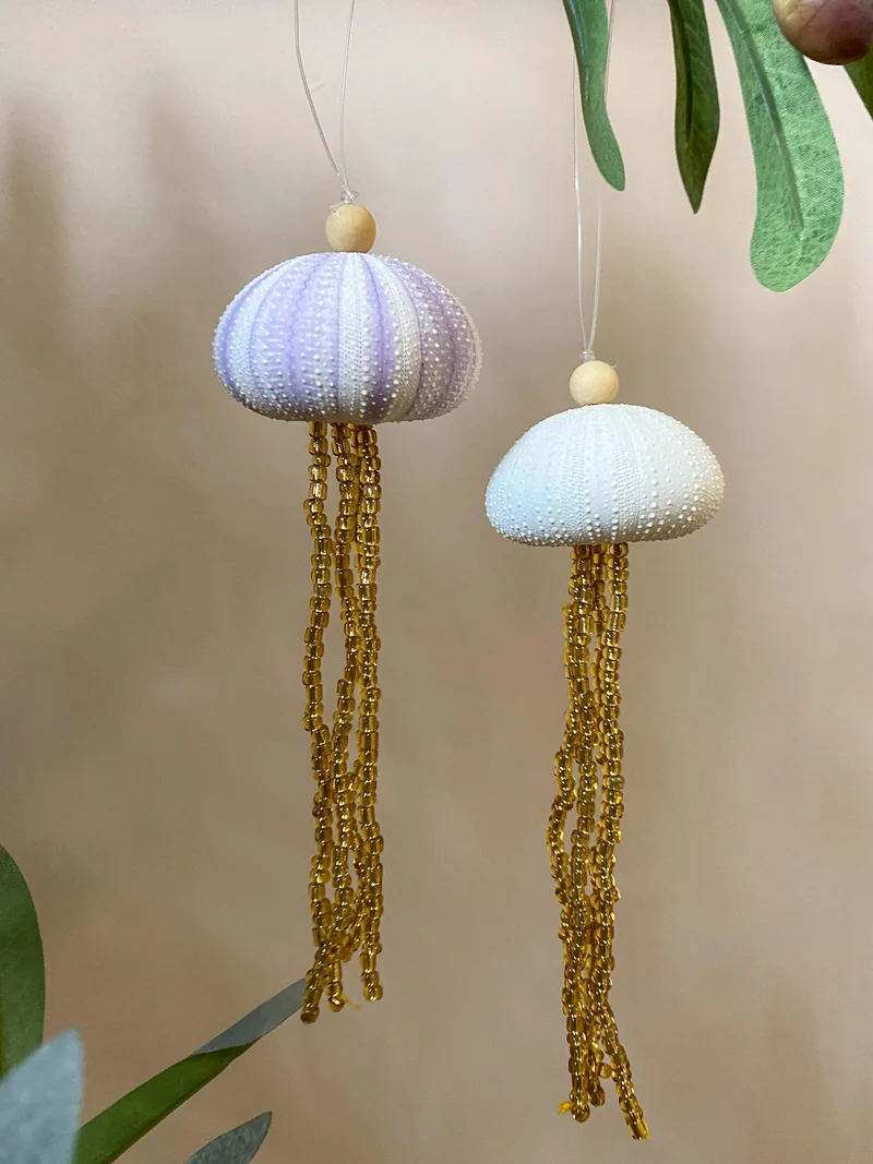 12x Zee-egel ornament hangend lila met gouden kralen D6 H18cm