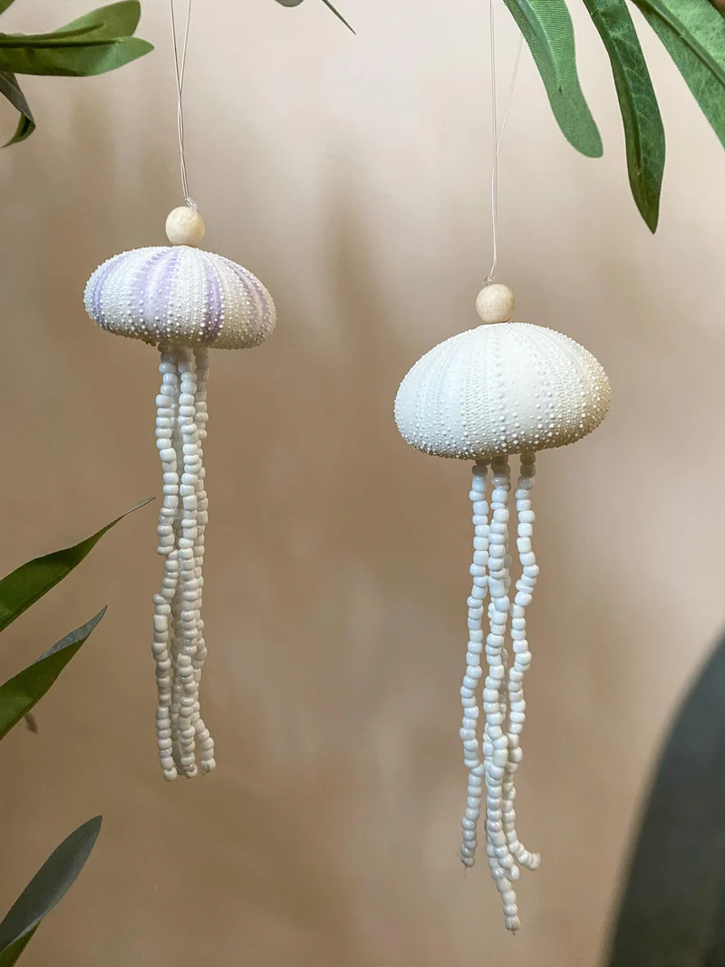 12x Zee-egel ornament hangend lila met witte kralen D6 H18cm