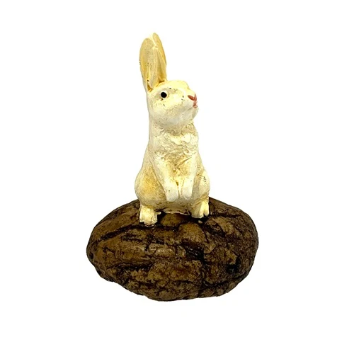 Konijn op steen Staand 8x4,5cm polyester