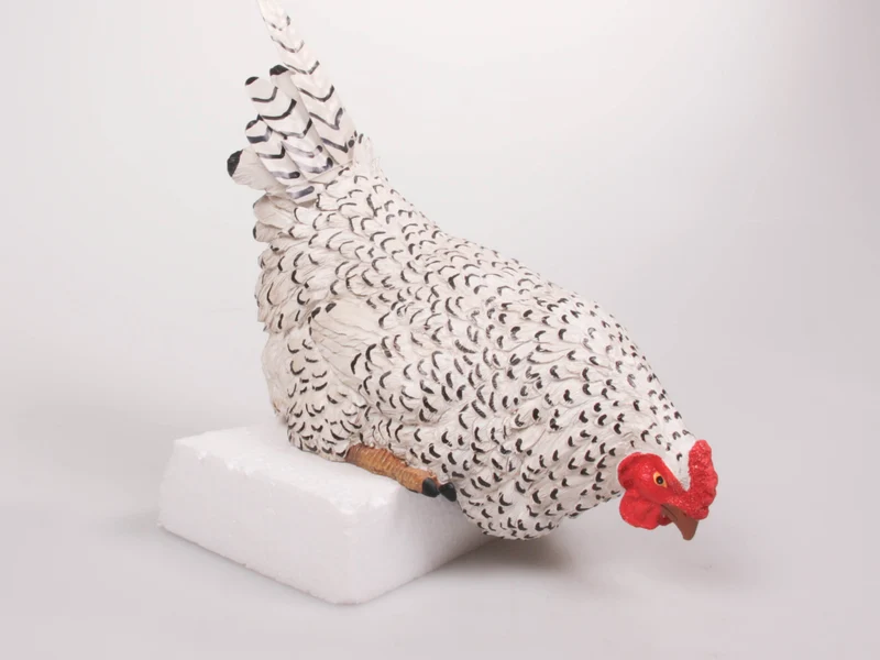 Kip Poly Met Metalen Staart Zit Op Rand 28x14x24 cm