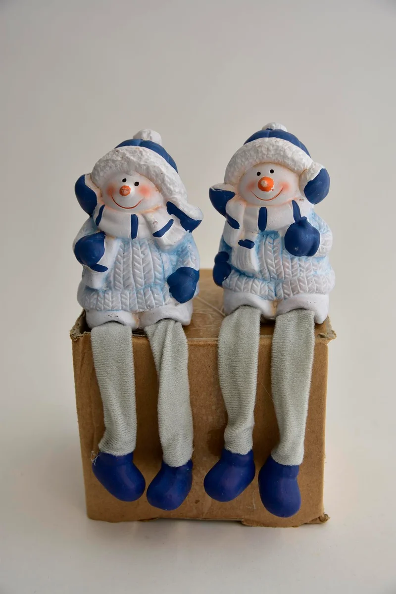 Set van 2 deco sneeuwmannen bengel aardewerk wit/blauw
