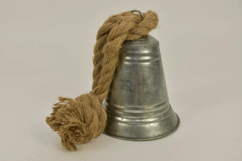 Zinken bel Old-finish D13 H16cm met jute touw 23cm