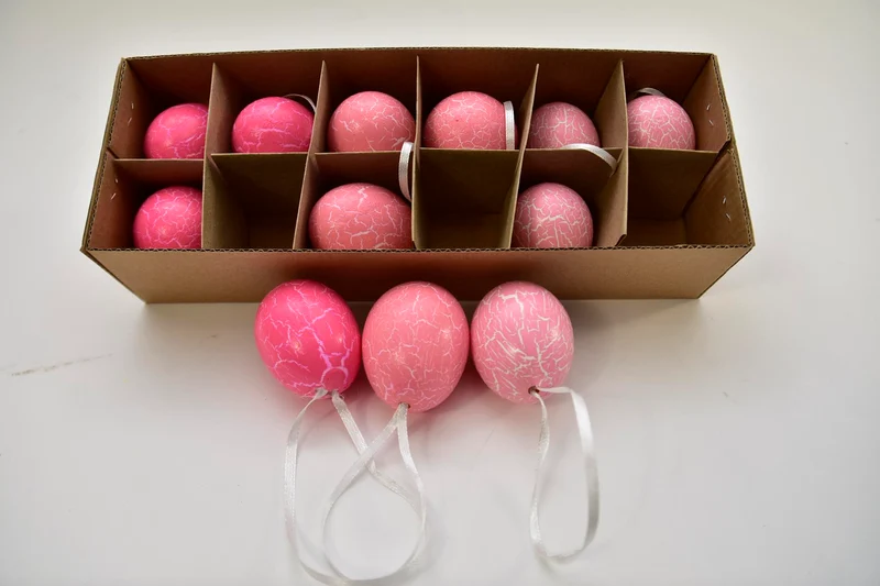 Doos á 12 kippenei aan lint bewerkt Roze mix