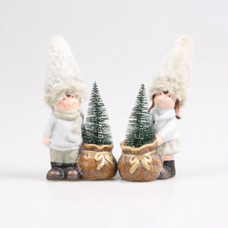 JONGEN EN MEISJE M/KERSTBOOM LED GROEN 11.5X6.5X20 CM AARDEWERK ASSORTIE - PER STUK