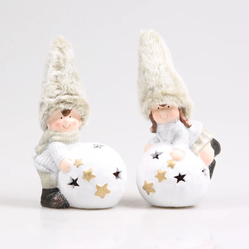 JONGEN EN MEISJE OP SNEEUWBAL GROEN 25 CM AARDEWERK ASSORTIE - PER STUK