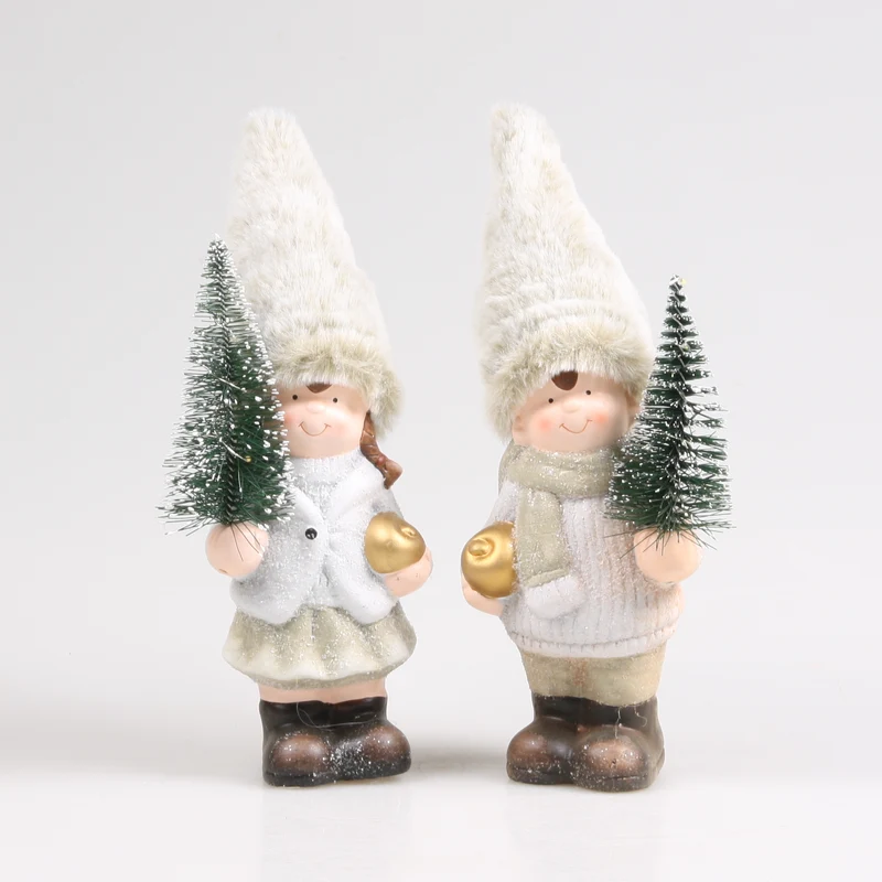 JONGEN EN MEISJE MET KERSTBOOM LED GROEN 12X7X24 CM AARDEWERK ASSORTIE - PER STUK