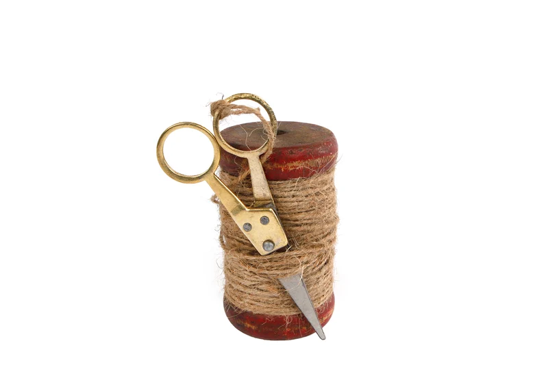 Garen met schaar S assorti kleuren hout/stof 5x5x9,5cm