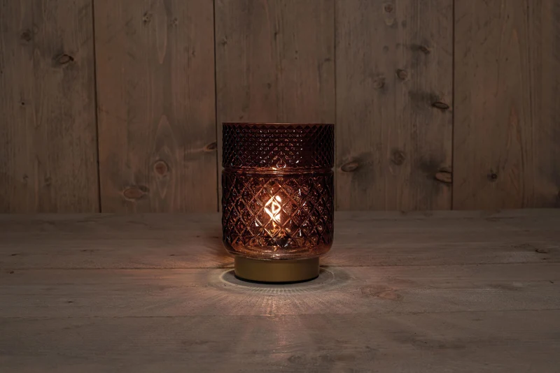 B.O. GLAZEN LAMP BORDEAUX MET GOUDEN VOET 12X17,5CM - 2XAAA