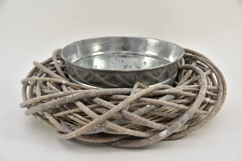 Gevlochten krans grey-wash met zinkschaal D35 H9cm