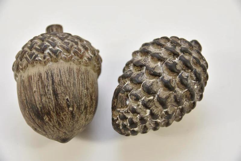 EIKEL/DENNENAPPEL S AARDEWERK 8x8x8cm ASSORTIE