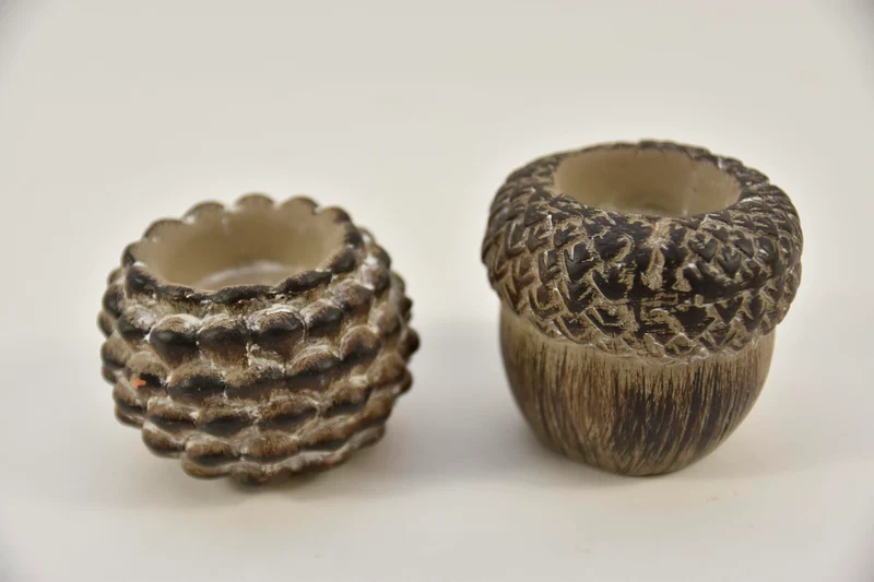 EIKEL/DENNENAPPEL KAARSHOUDER AARDEWERK 9X9X7.5 CM ASSORTIE