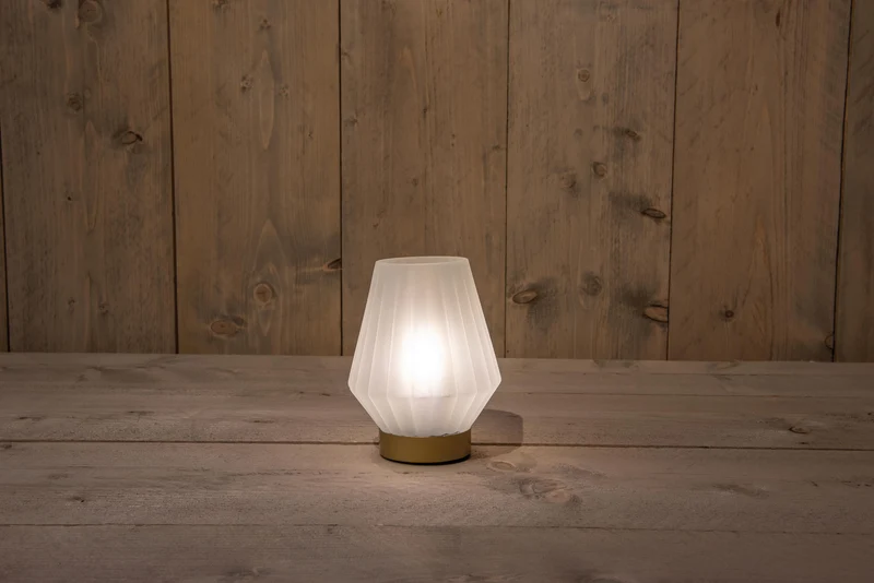 B.O. GLAZEN LAMP MAT WIT MET GOUDEN VOET 12X17CM 2XAAA