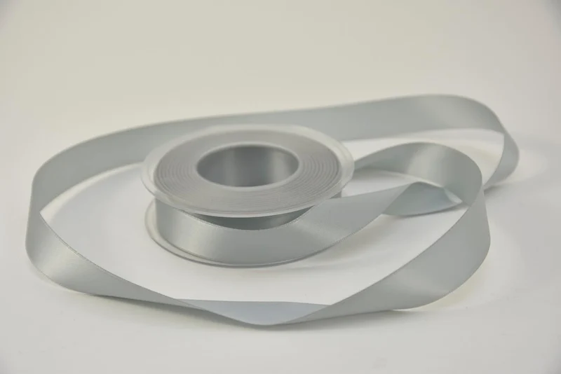Satijnlint 25 mm x 25 mtr lichtgrijs