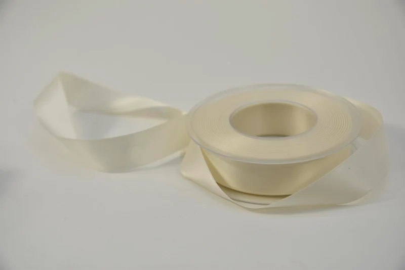 Satijnlint 25 mm x 25 mtr ivory