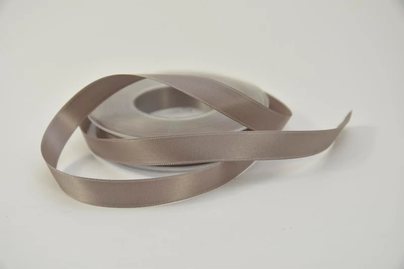 Satijnlint 15 mm x 25 mtr taupe