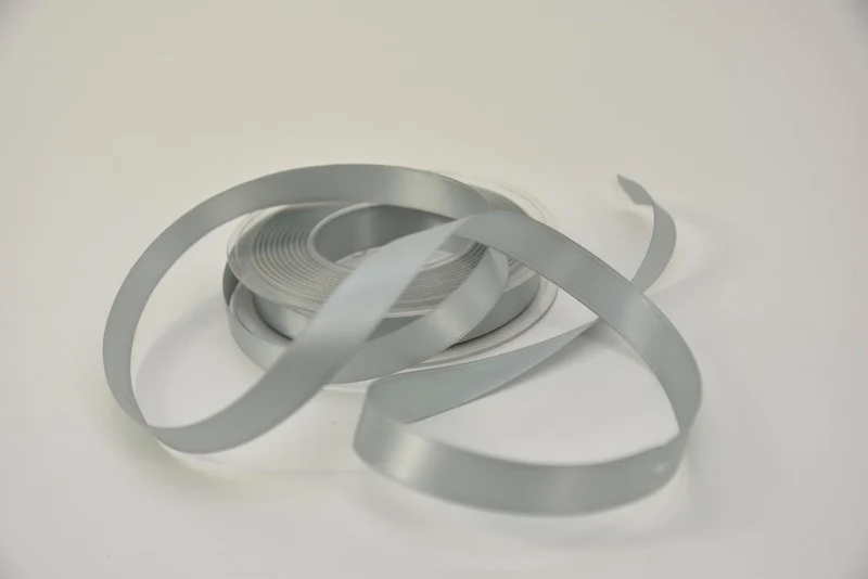 Satijnlint 15 mm x 25 mtr lichtgrijs