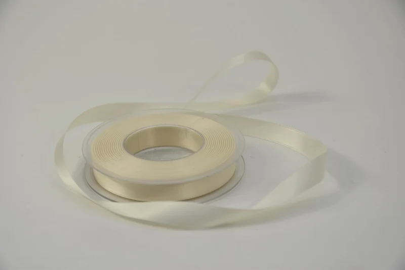 Satijnlint 15 mm x 25 mtr ivory