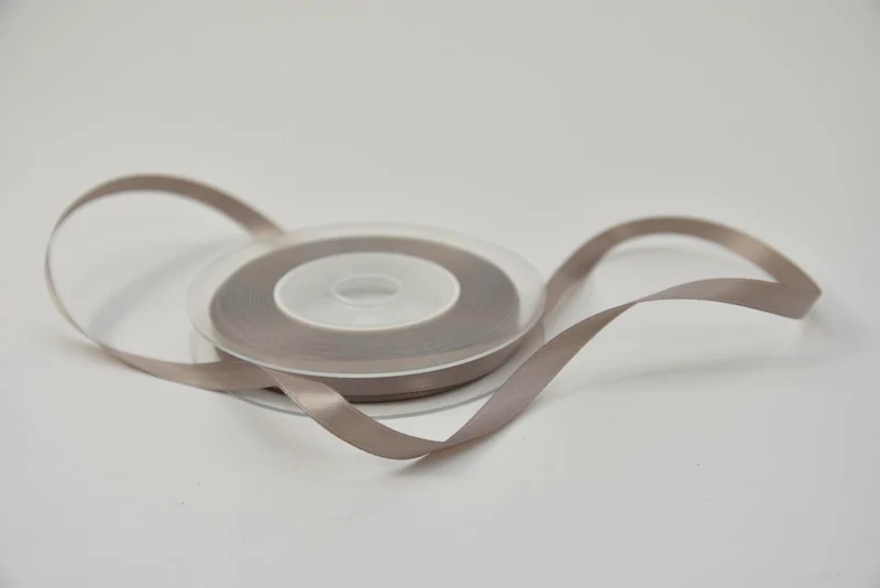 Satijnlint 10 mm x 25 mtr taupe