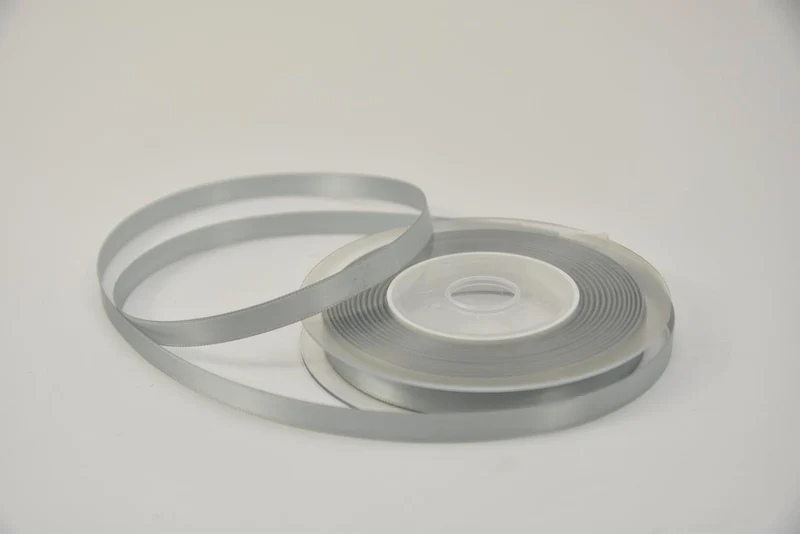 Satijnlint 10 mm x 25 mtr lichtgrijs