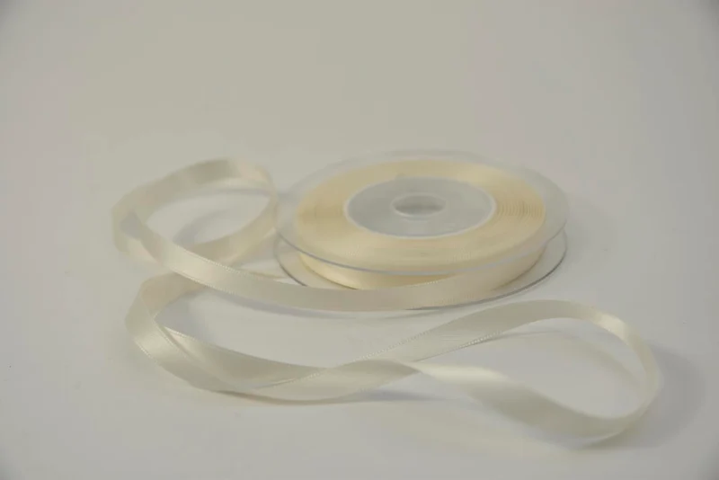 Satijnlint 10 mm x 25 mtr ivory
