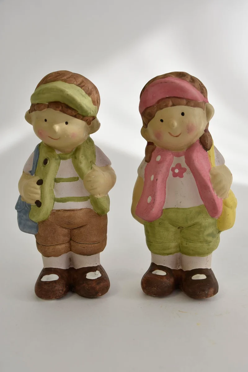 Kind met staand 2 assortie 7,5x6x16cm keramiek Groen en Roze