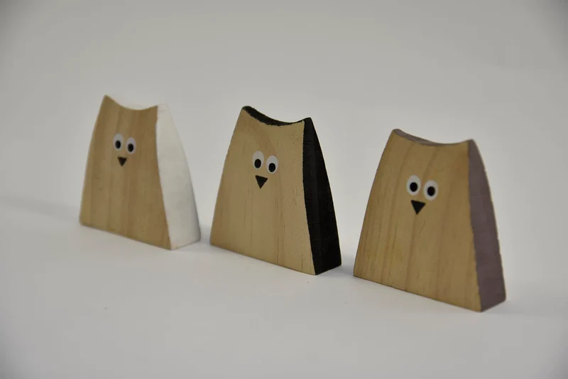 Kat hout staand 3ass. 8x7,8cm
