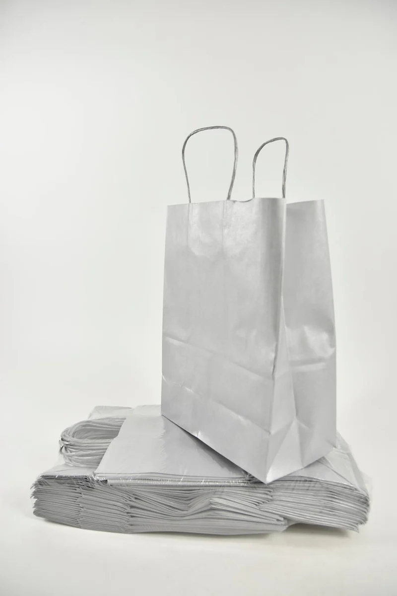 Draagtas Zilver kraft 23+12x30cm a 50 stuks gedraaid handv.