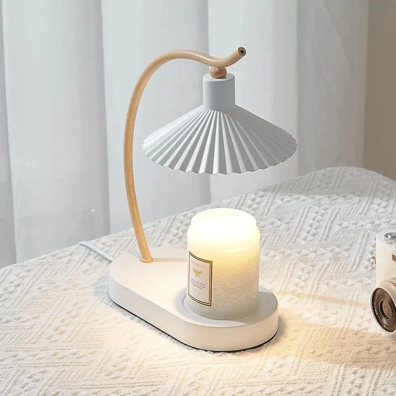 Kaarsenwarmer met sfeerlamp en houten details voor geurverspreiding