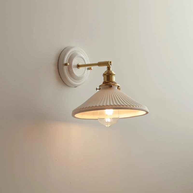 Moderne Wandlamp van Keramiek en Messing met Minimalistisch Design