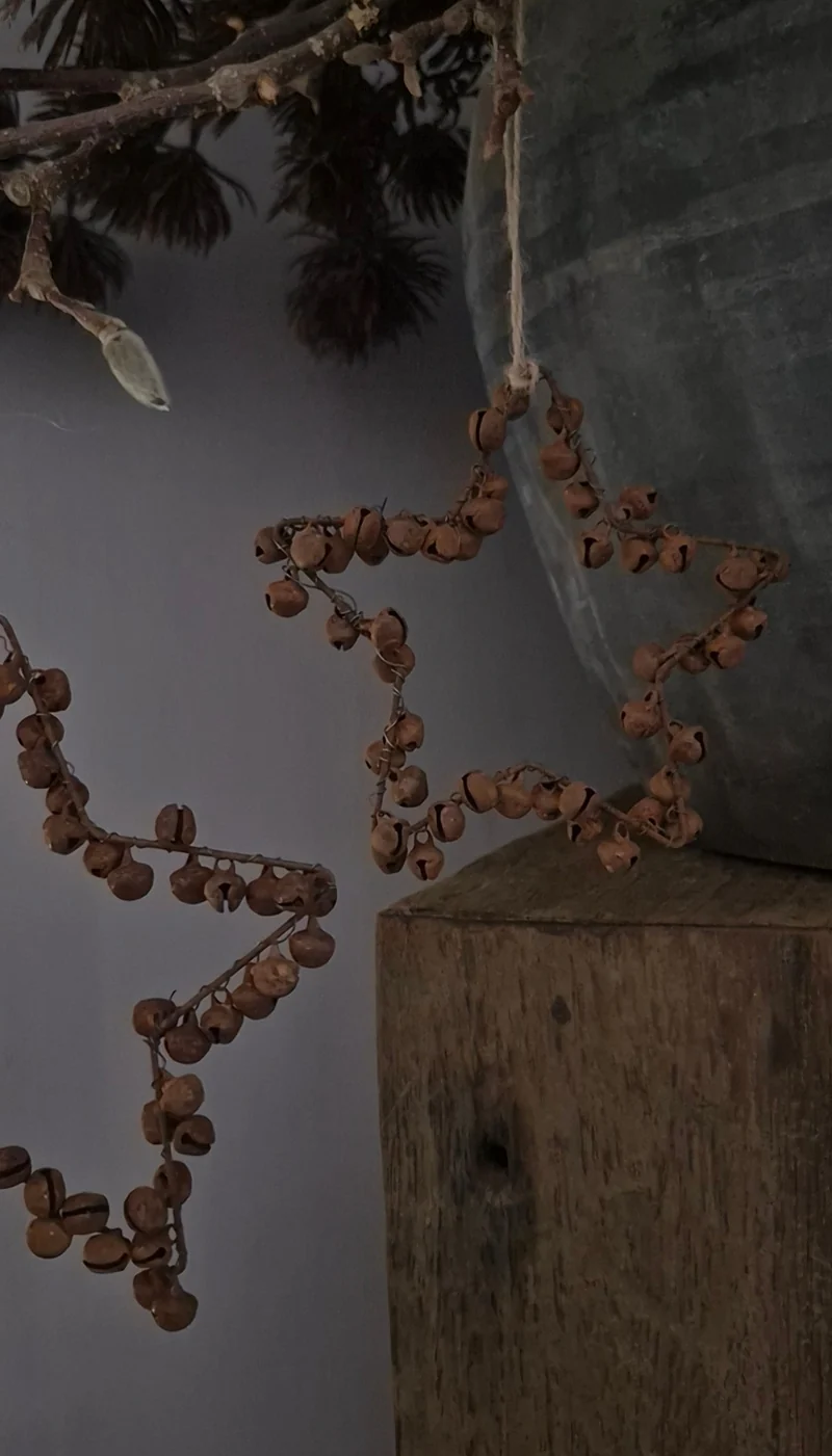 Kersthanger ster met belletjes roest - 12 cm